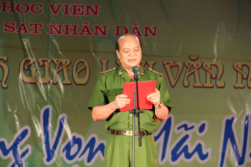 Đồng chí đại tá TS Trần Minh Chất phó giám đốc Học viện CSND phát biểu tại buổi lễ